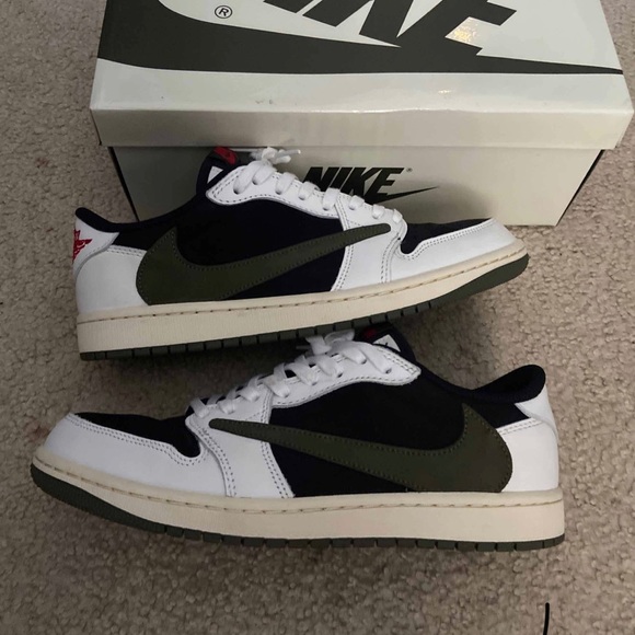 Travis Scott Jordan 1 low olive size 10 woman’s 8.5 men’s - Picture 3 of 6